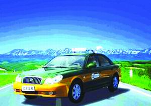 北京首批新型出租车上路色彩绚丽引路人围观